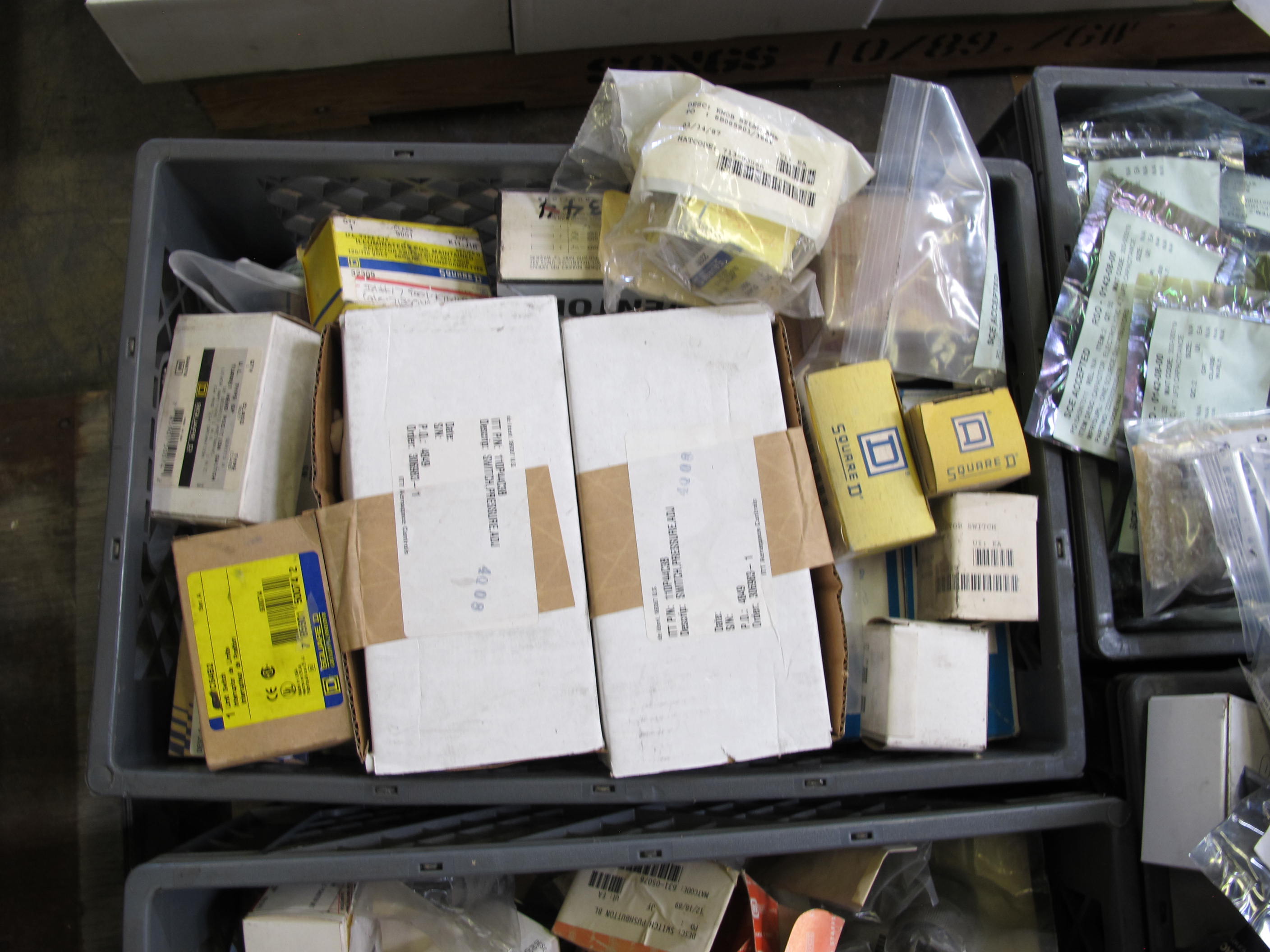 HOWE RICHARDSON SCALE, 28" X 28" SCALE TOP, WITH WEIGHTS, 2000LB CAPACITY. LOADING & HANDLING FEE $15-4529